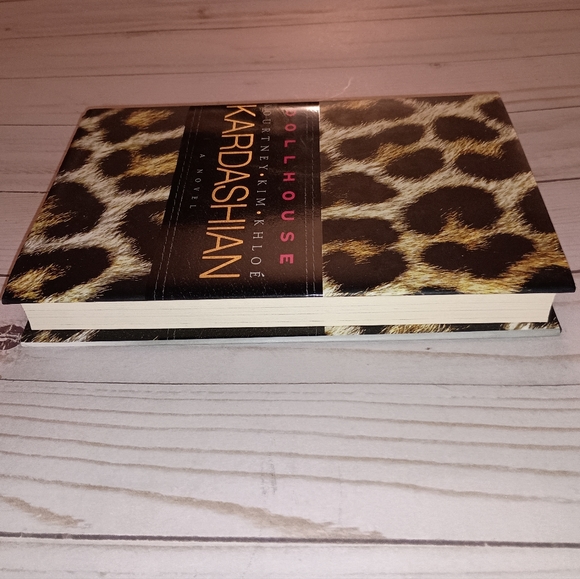 Signed First Edition KARDASHIANS Dollhouse Book - Signed by Khloe and Kourtney - Picture 7 of 9